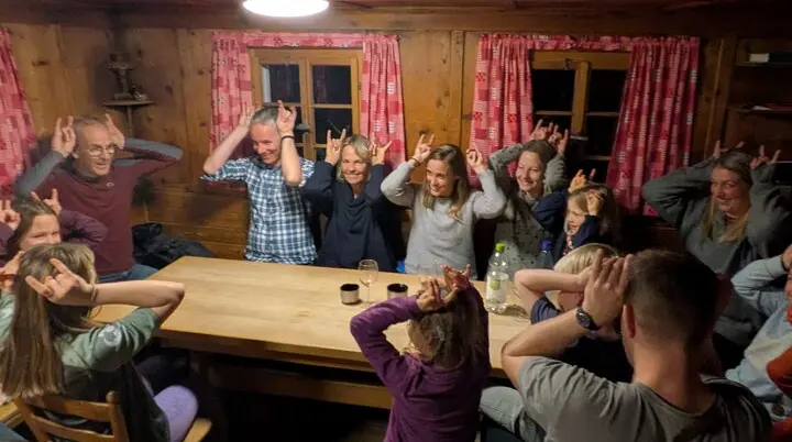 Fröhliches Hüttenwochenende der Familiengruppe im Schnee  | © Nina Veller