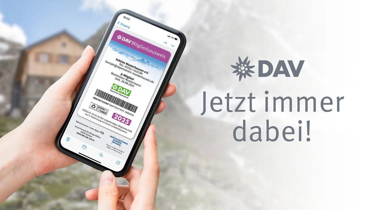 Ein Smartphone mit dem digitalen Mitgliedsausweis im Display | © DAV