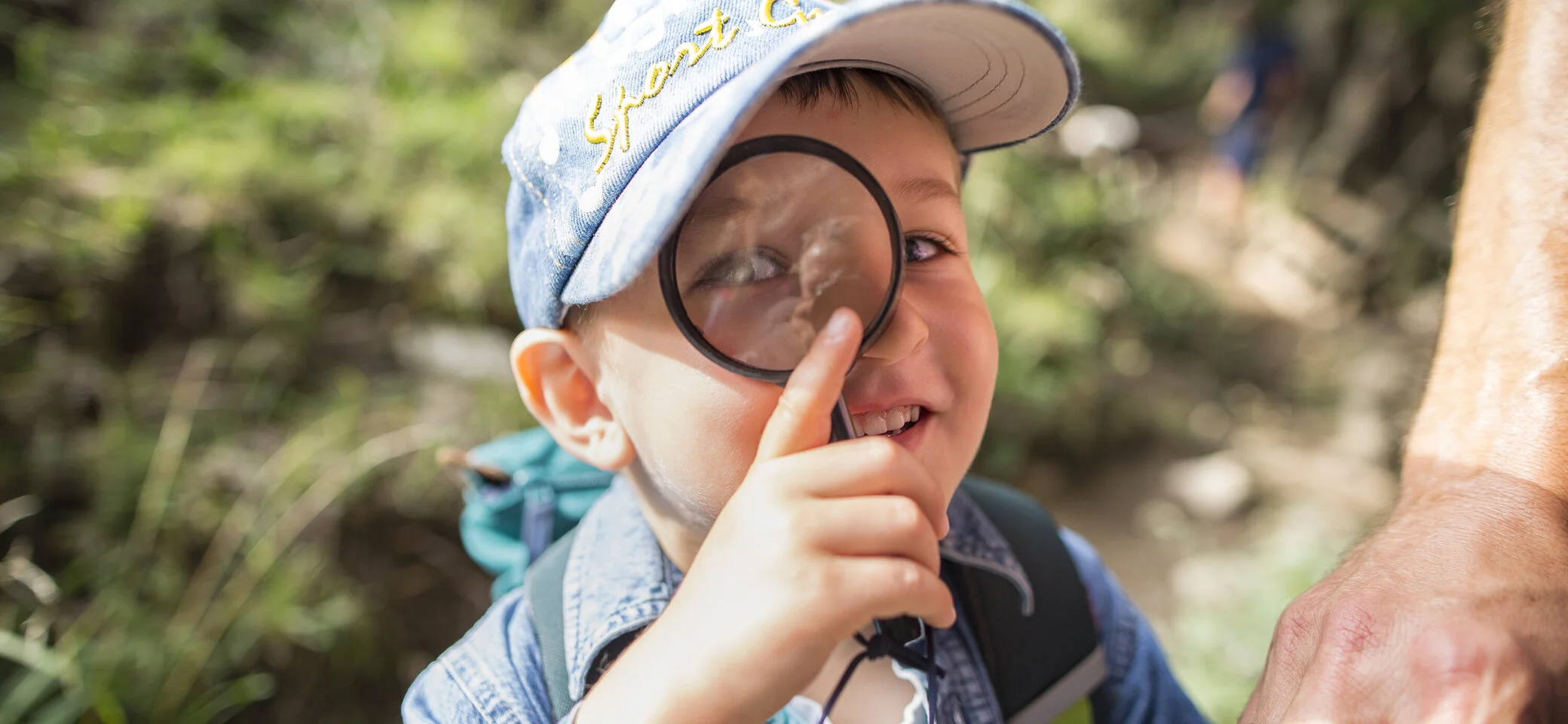 Ein kleiner Junge mit einer großen Lupe | © DAV / Jens Klatt