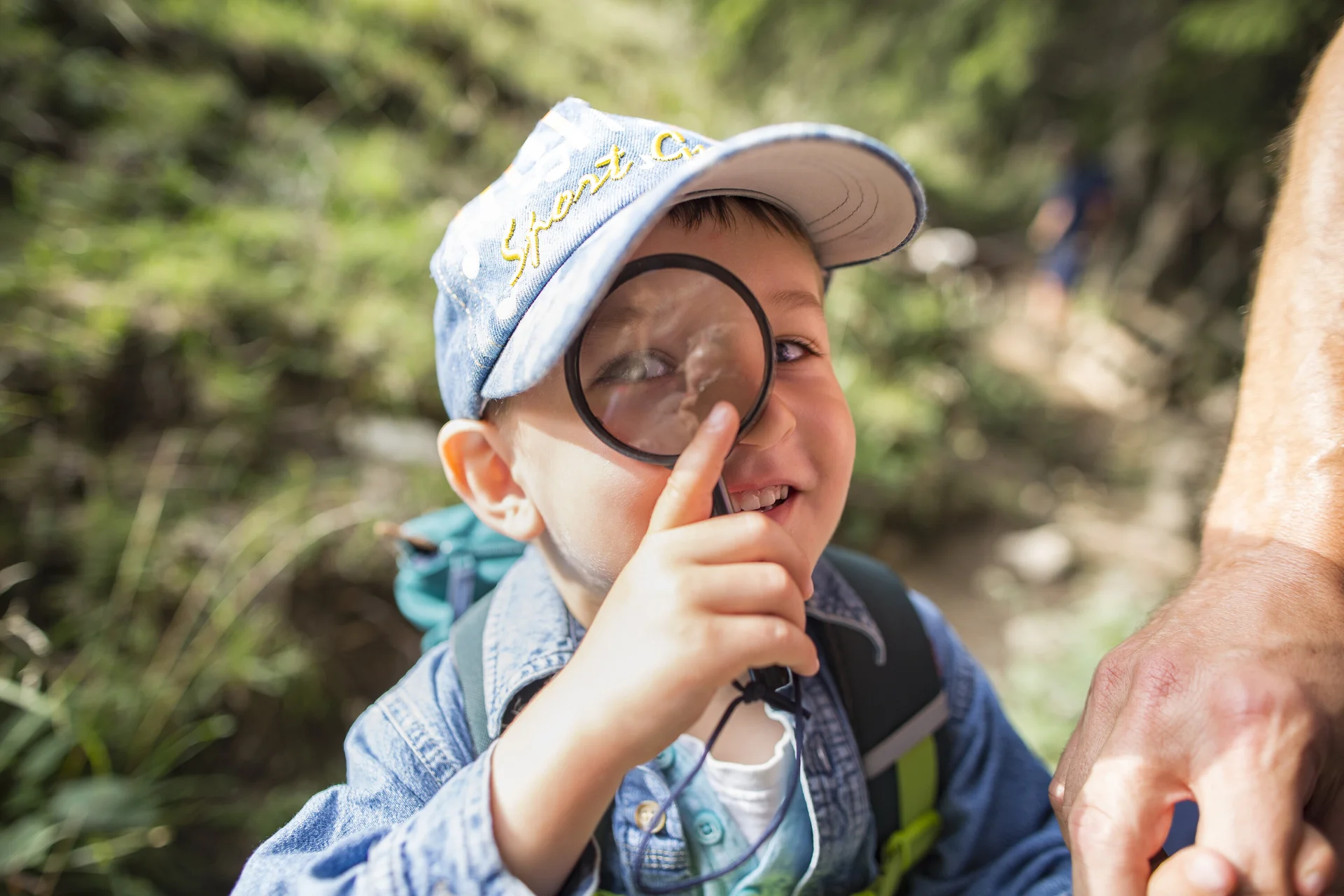 Ein kleiner Junge mit einer großen Lupe | © DAV / Jens Klatt
